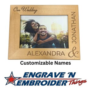 滑らかな木製カスタム彫刻写真フレーム - パーソナライズされたカップルギフト 5 x 7