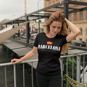 Barcelona QR Code T-Shirt Erkunden Sie die Stadt mit einer integrierten Touristenkarte Unvergessliches Reiseerlebnis