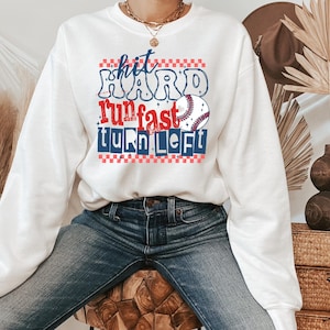 Hit Hard Run Fast Turn Left Shirt, schattige T-shirts honkbalseizoen, sweater honkballiefhebber, cadeau honkbalspeler, hoodie wedstrijd
