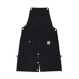 Może przedstawiać: Czarny fartuch z płótna z wieloma kieszeniami i zapięciem na guziki. Fartuch ma małą etykietę z tekstem "The Work Apron" z przodu.