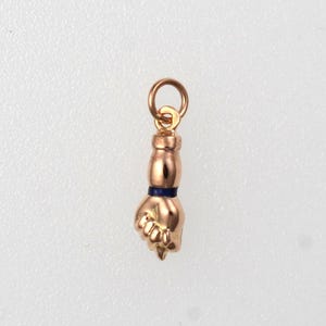 19k yellow gold vintage fig sign hand gesture pendant