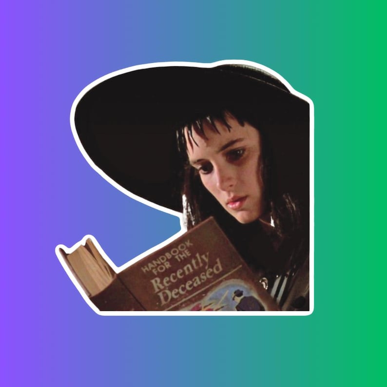 K&ouml;nnte beinhalten: Eine Frau mit einem schwarzen Hut und einem schwarz-wei&szlig;en Kleid liest ein Buch mit dem Titel "Handbuch f&uuml;r die k&uuml;rzlich Verstorbenen".