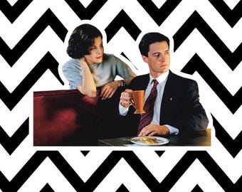 Twin Peaks Sticker – Cult TV Show, David Lynch Art, Surreal Mystery, Iconic Characters, Vintage TV Sticker, Pop Culture Vinyl Decal