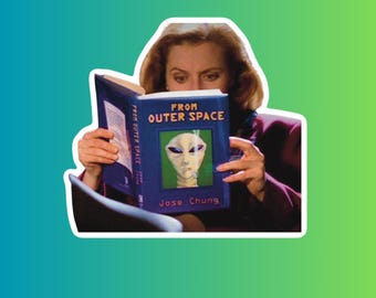 Może przedstawiać: Naklejka przedstawiająca osobę czytającą książkę zatytułowaną "FROM OUTER SPACE" autorstwa Jose Chung. Okładka książki przedstawia twarz kosmity. Tło ma gradient niebiesko-zielony.