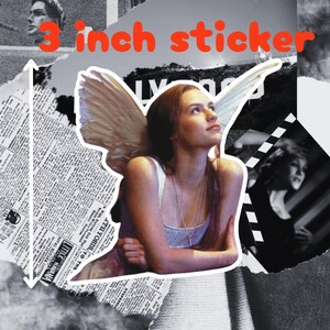 Op de afbeelding: Een sticker van 7,6 cm met een vrouw met vleugels, die naar de hemel kijkt. De sticker is op een achtergrond van gescheurd krantenpapier en een zwart-witfoto van een vrouw.