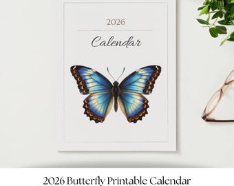 Puede incluir: Calendario 2026 enmarcado en blanco con una ilustración detallada de una mariposa azul. La palabra "Calendario" está escrita en cursiva debajo del año. Es una descarga digital.