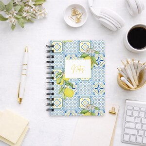 Cuaderno de espiral con diseño de azulejos de Amalfi y limón: diario mediterráneo, páginas rayadas