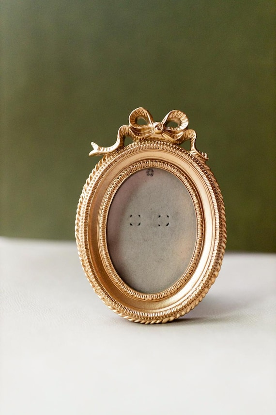 Mini Gold Frame Oval Bulk Vintage Style Picture Display Small Photo Holder Easel Resin Decorative Bow Elegant Tabletop Memory Wall Hanging