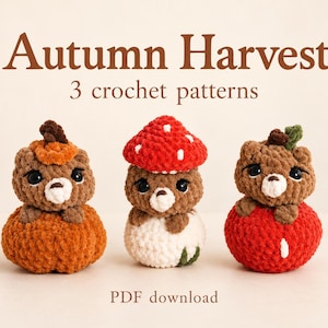 Op de afbeelding: Drie gehaakte pluche figuren met de tekst Autumn Harvest 3 crochet patterns en PDF download. De figuren bevatten een bruine beer in een pompoen, een bruine beer met een rode paddenstoelhoed en een bruine beer zittend op een rode appel.