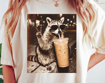 Camiseta de mapache bebiendo café helado, camiseta divertida con meme de animales, sudadera de mapache amante del café, camiseta de café de mapache genial, camiseta estética de animales