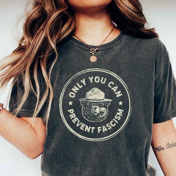 Camiseta "Solo tú puedes prevenir el fascismo", Oso del Parque Nacional, camiseta cómoda anti-Trump, regalo político divertido, progresista y liberal.