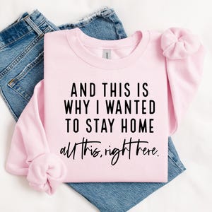 Może przedstawiać: R&oacute;żowa bluza z napisem "AND THIS IS WHY I WANTED TO STAY HOME all this, right here."