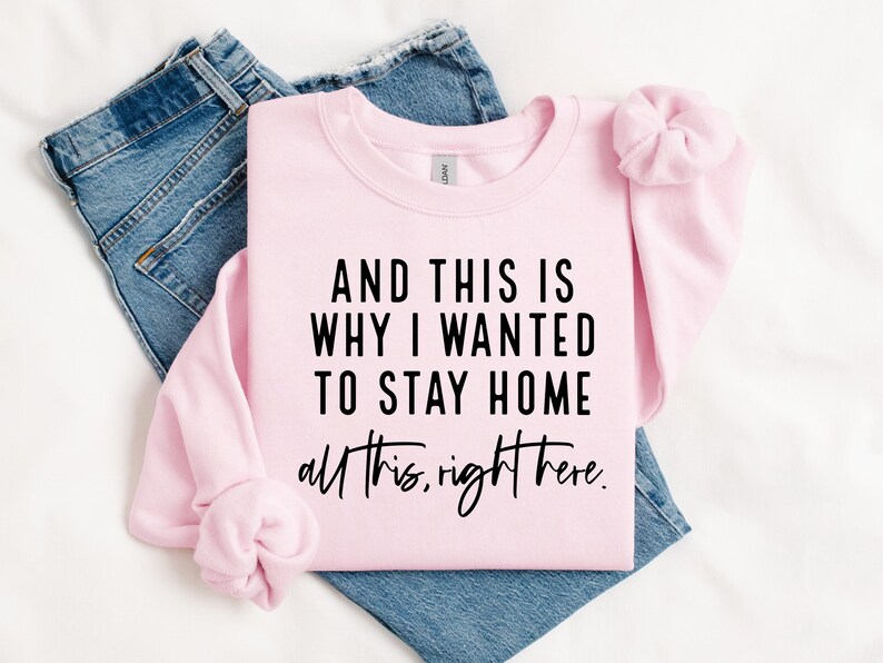 Może przedstawiać: R&oacute;żowa bluza z napisem "AND THIS IS WHY I WANTED TO STAY HOME all this, right here."