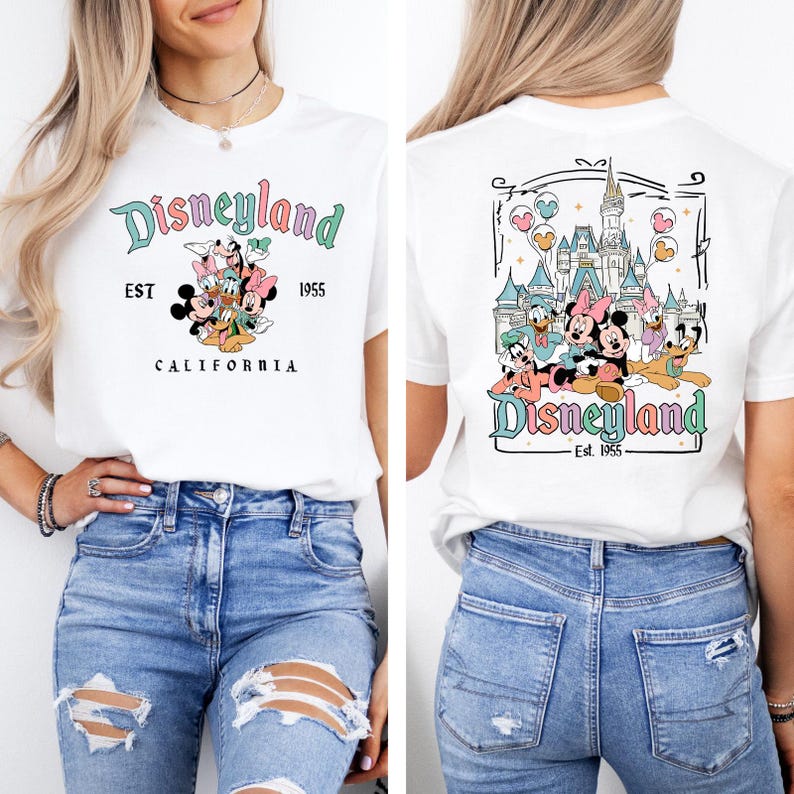 Puede incluir: Camiseta blanca con un gr&aacute;fico de Mickey Mouse y sus amigos frente a Disneyland. El texto "Disneyland Est. 1955 California" est&aacute; impreso en la parte delantera de la camiseta. La parte posterior de la camiseta presenta un gr&aacute;fico del castillo de Disneyland con Mickey Mouse y sus amigos frente a &eacute;l. El texto "Disneyland Est. 1955" est&aacute; impreso en la parte posterior de la camiseta.