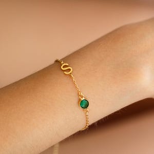 Pulsera de oro de 18 quilates con letra y piedra de nacimiento, delicada pulsera con inicial y piedra de nacimiento, pulsera con piedra de nacimiento para mamá, joyería familiar, regalo para dama de honor.