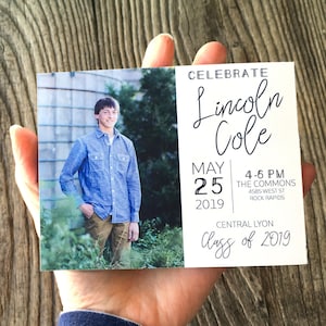 Anuncios de Graduación · Opción de impresión en el bloc de notas · Personaliza a tus colores · Invitaciones de graduación fotográfica