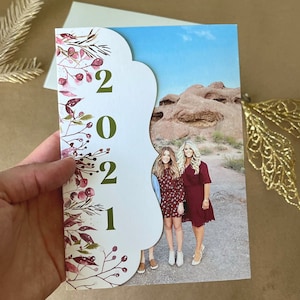 Cartão de Natal de luxo com três dobras · Cartões de Natal com corte ornamentado dobrados 5x7 · Feito sob medida para você · Inclui fotos, texto, etc.