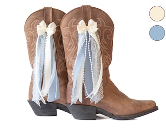 Laços para botas em tons creme e jeans para shows country | Acessório para look de show country