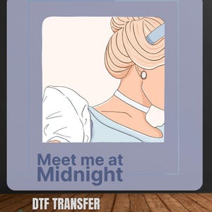 Puede incluir: Un dise&ntilde;o de transferencia DTF con una ilustraci&oacute;n de dibujos animados de una mujer con cabello rubio recogido en un mo&ntilde;o, con un vestido azul y gargantilla. Se muestra el texto "Meet me at Midnight". El dise&ntilde;o est&aacute; listo para planchar.