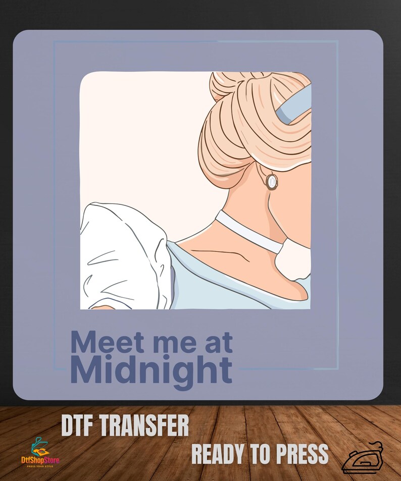 Puede incluir: Un dise&ntilde;o de transferencia DTF con una ilustraci&oacute;n de dibujos animados de una mujer con cabello rubio recogido en un mo&ntilde;o, con un vestido azul y gargantilla. Se muestra el texto "Meet me at Midnight". El dise&ntilde;o est&aacute; listo para planchar.
