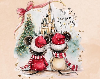 Puede incluir: Una hoja de transferencia DTF con dos ratones de dibujos animados con gorros de Papá Noel rojos y bufandas a rayas, frente a un castillo y un árbol de Navidad. El texto dice DTF TRANSFER, Tis the season to be jolly y READY TO PRESS.