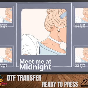 Puede incluir: Una transferencia DTF con una ilustraci&oacute;n de dibujos animados de una mujer con cabello rubio y un vestido azul, con el texto "Meet me at Midnight". El dise&ntilde;o est&aacute; listo para planchar.