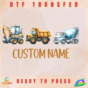 Puede incluir: Dise&ntilde;o de transferencia DTF con una excavadora, un cami&oacute;n volquete y una hormigonera. El texto "CUSTOM NAME" est&aacute; debajo de los veh&iacute;culos. Las palabras "DTF TRANSFER" y "READY TO PRESS" est&aacute;n en la parte superior e inferior de la imagen.