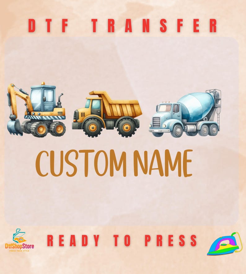 Puede incluir: Dise&ntilde;o de transferencia DTF con una excavadora, un cami&oacute;n volquete y una hormigonera. El texto "CUSTOM NAME" est&aacute; debajo de los veh&iacute;culos. Las palabras "DTF TRANSFER" y "READY TO PRESS" est&aacute;n en la parte superior e inferior de la imagen.