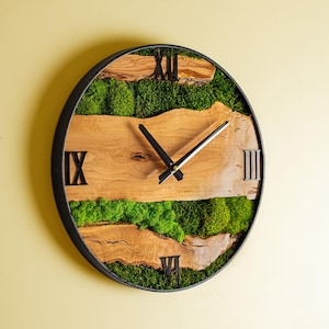 Reloj de pared de madera de olivo con musgo personalizado, reloj de musgo con marco de metal, reloj de musgo estabilizado preservado, arte de madera, arte de pared con musgo, regalos de inauguración de la casa
