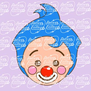 Puede incluir: Una cara de payaso de dibujos animados con pelo azul, una nariz roja y mejillas rosas. El payaso tiene una sonrisa blanca y marrón. El fondo es de color lila claro con las palabras "Sugar Cutter" repetidas.