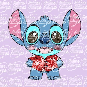 Peut inclure: Un personnage de dessin animé bleu avec de grands yeux et un large sourire, portant une chemise hawaïenne rouge avec des fleurs blanches. Le personnage a des oreilles roses et se tient sur un fond violet clair.