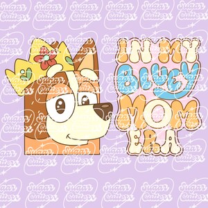 Puede incluir: Un perro de dibujos animados con una corona con flores y un bocadillo que dice "In My Bluey Mom Era".