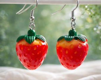 Erdbeeren baumeln Ohrringe | Niedliche Obst Ohrringe | Kawaii Schmuck | Sommer Ohrringe | Cottagecore Geschenk | Handgemachter Stil