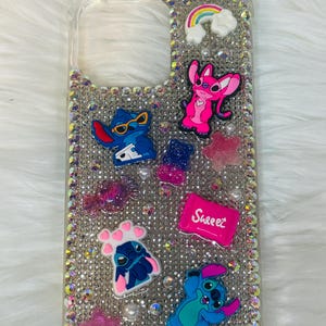 Peut inclure: Une coque de téléphone transparente avec un fond de paillettes argentées et divers personnages de dessins animés colorés, dont Stitch de Lilo & Stitch, un arc-en-ciel et le mot "Sweet".