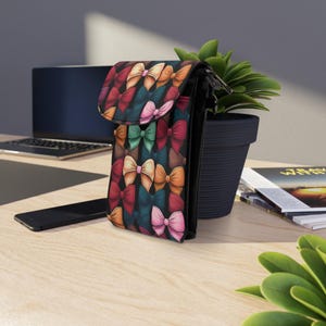 Coquette Bow Print Handy Geldbörse - süße & stilvolle Crossbody Geldbörse, kleine Schultertasche, feminines ästhetisches Accessoire