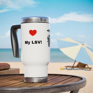 LSVが大好きです！ステンレススチール製トラベルマグ。アウトドアアドベンチャー、通勤、ゴルフカート愛好家へのギフト、キャンプに最適。