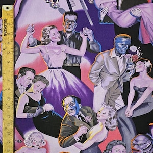 Op de afbeelding: Een kleurrijke stof met een herhalend patroon van monsters en mensen die op een feestje dansen. De stof heeft een paarse achtergrond met roze, witte en zwarte accenten. De monsters zijn onder andere Frankenstein, het Wezen uit de Zwarte Lagune en de Mummie.