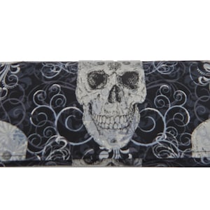 USA Handmade Bifold Woman Wallet con patrón "Shiny Metalik Skulls", NUEVO, RARO