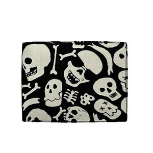 Cartera unisex plegable hecha a mano en EE. UU. con tela de algodón con patrón "TOSSED Skulls and Bones 2", rara, nueva