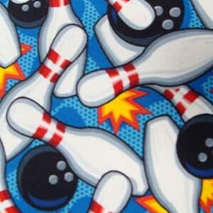 K&ouml;nnte beinhalten: Ein blauer Hintergrund mit einem sich wiederholenden Muster aus wei&szlig;en Bowling-Pins mit roten Streifen und schwarzen Bowling-Kugeln mit wei&szlig;en Punkten. Der Hintergrund hat ein gelbes und rotes Sternburst-Muster.
