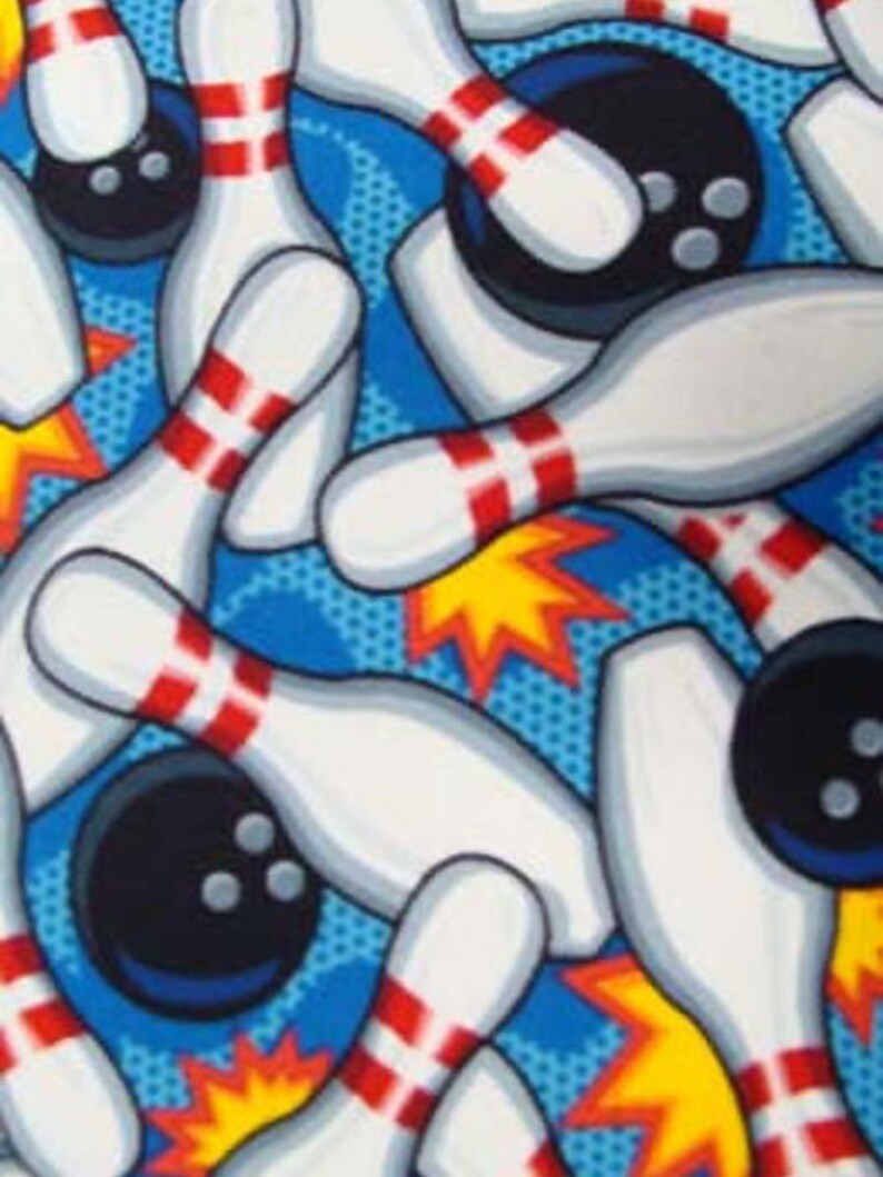 K&ouml;nnte beinhalten: Ein blauer Hintergrund mit einem sich wiederholenden Muster aus wei&szlig;en Bowling-Pins mit roten Streifen und schwarzen Bowling-Kugeln mit wei&szlig;en Punkten. Der Hintergrund hat ein gelbes und rotes Sternburst-Muster.