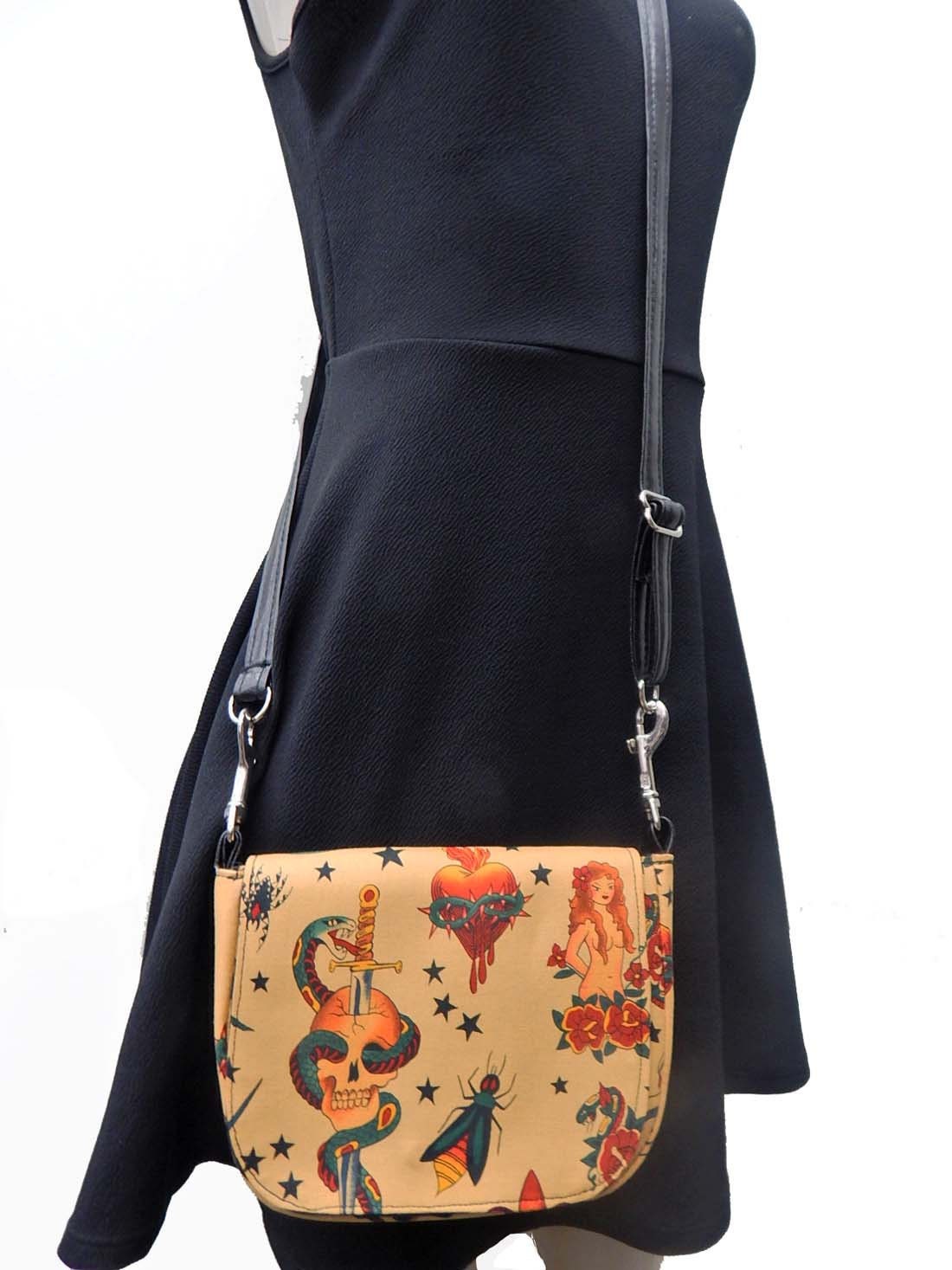 USA Handgefertigter Fanny-Pack-Stil mit „Skulls Tattoo“-Muster, Umhängetasche, Handtasche, Geldbörse, Beige, 2 Stile in 1, Baumwolle, neu
