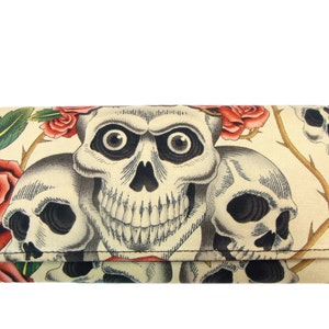 Cartera Calaveras Y Rosas Esqueleto Hecho a Mano Biege Color Alexander Henry Tela