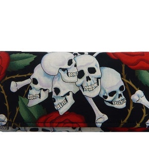 Portefeuille femme pliable fait à la main aux États-Unis avec motif « CUTE Skulls Red Roses » Halloween Gothic Pattern, Nouveau, Rare