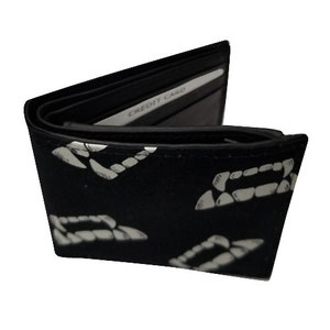 US HANDMADE Bi-Fold Unisex Wallet con "Vampire Teeth Glow" Patrón Tela de algodón, Raro, Nuevo