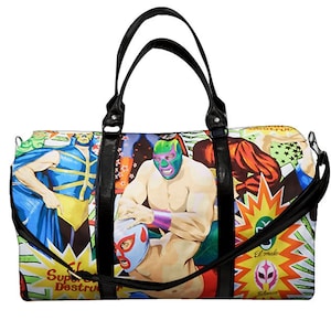 Könnte beinhalten: Eine schwarze Reisetasche mit einem bunten Aufdruck von Wrestlern, die Masken tragen. Die Tasche hat einen schwarzen Ledergriff und einen Schultergurt. Der Aufdruck enthält die Wörter "Super Destru" und "El malo"
