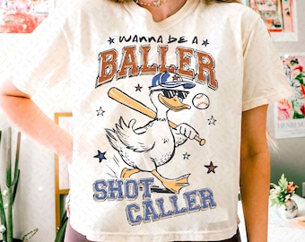 Wanna Be A Baller Shot Caller Png, Retro Baseball-Shirt Design, Vintage-Druck, Baseball Boy Zitat, Baseball Mom Png, Batter Batter Swing PNG