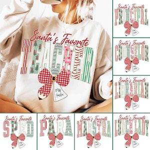 Könnte beinhalten: Ein weißes Sweatshirt mit dem Text "Santa's Favorite TEACHER" in Rot, Grün und Rosa. Das Wort "TEACHER" ist mit einer karierten Schleife und einem Bleistift gestaltet. Der Name "Mrs. Amelia" steht auf einem Anhänger. Zusätzliche Designs mit dem gleichen Thema werden ebenfalls gezeigt.