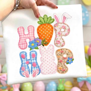 Peut inclure: Une tasse en céramique blanche avec une anse noire et le texte "But First, Coffee" dans un style manuscrit. La tasse est posée sur une surface blanche. La tasse mesure 10 cm de haut.