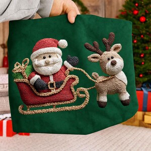 Peut inclure: Un cache-pied de sapin de Noël vert avec un Père Noël crocheté dans un traîneau rouge tiré par un renne. Le Père Noël porte un costume et un chapeau rouges, le renne est marron avec une écharpe blanche. Le traîneau est doré.